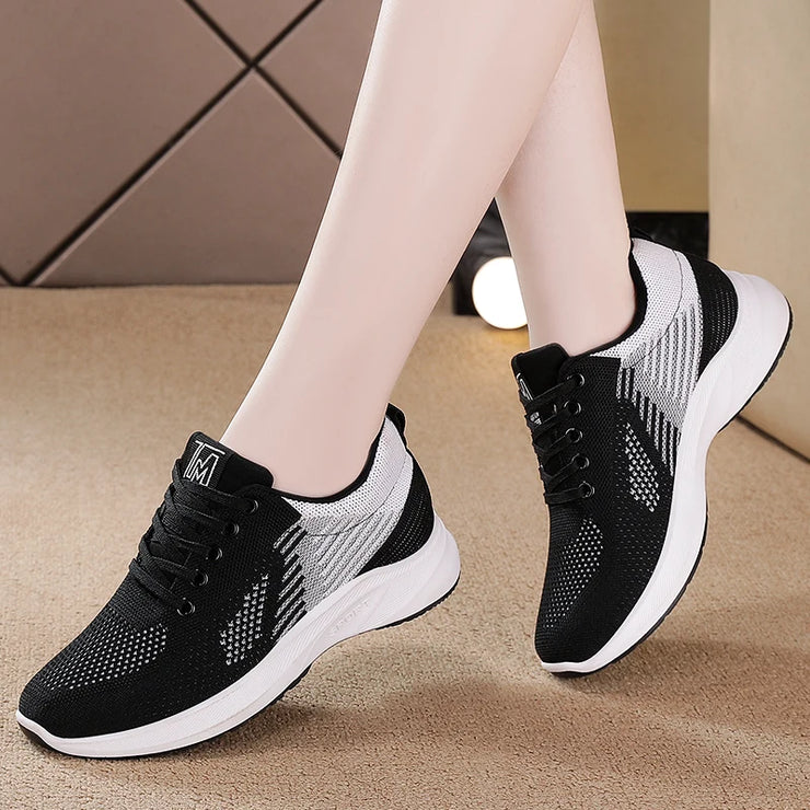 Women's sports shoes